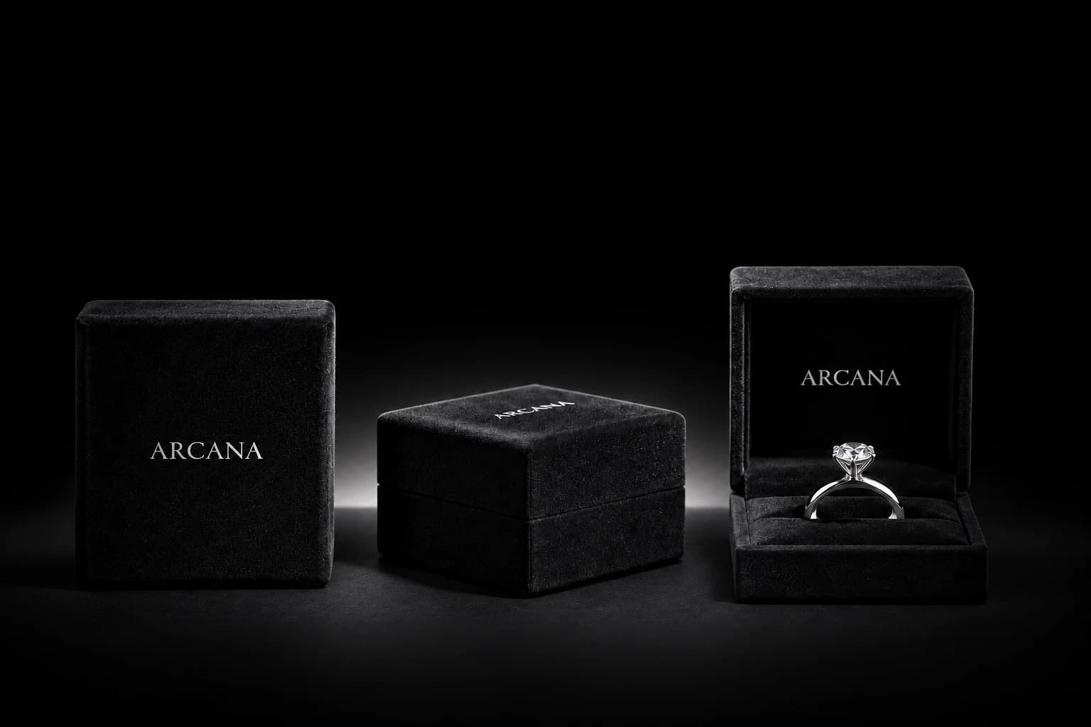 Три чёрных футляра ARCANA, в открытом лежит кольцо